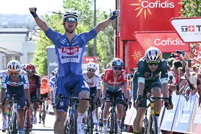 Kaden Groves batte Wout van Aert a Ourém © Vuelta a España-Cxcling