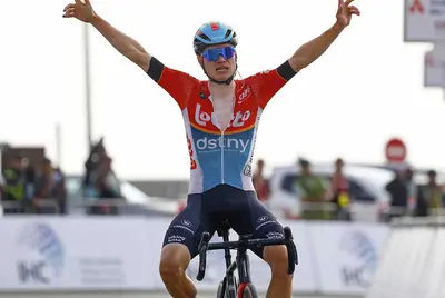 La vittoria di Lennert van Eetvelt a Jebel Hafeet © UAE Tour