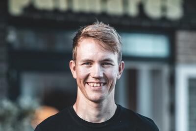 Rasmus Bøgh Wallin in posa all'esterno del suo locale © Palmarès