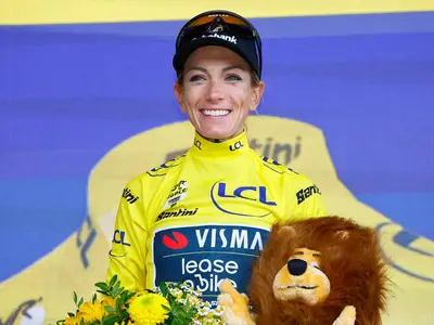 Pauline Ferrand-Prévot in maglia gialla al termine dell'ottava tappa del Tour de France Femmes 2025 © Cérvelo via X