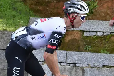 Frattura della clavicola per Jan Christen ©UAE Team Emirates