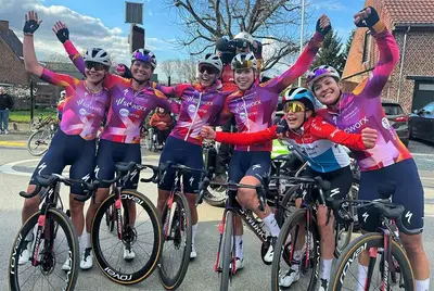 Lorena Wiebes con le compagne dopo la vittoria al GP Oetingen © SD Worx-Protime
