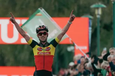 Eli Iserbyt arriva braccia al cielo sul traguardo della prima manche di Coppa del Mondo di Ciclocross ad Anversa © UCI Cyclocross via X