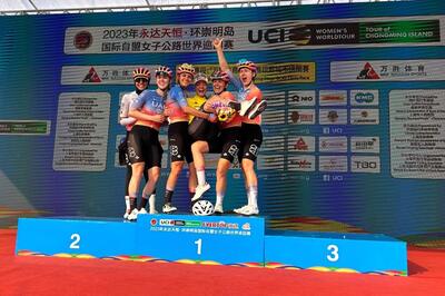 Chiara Consonni festeggia con le compagne la vittoria del Tour of Chongming Island ©UAE Team ADQ