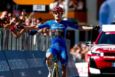 Jonas Vingegaard vince la 14a tappa del Giro con arrivo a Pila ©Team Visma | Lease a Bike