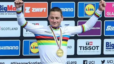 Mathieu van der Poel sul podio dei Campionati Mondiali di Glasgow 2023 © Eurosport