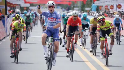 Jensen Plowright vince la sua seconda tappa in questo Tour of Qinghai Lake 2024 © Twitter Alpecin-Deceuninck