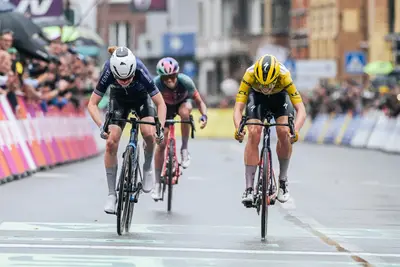 L'arrivo allo sprint tra Puck Pieterse e Demi Vollering ©Tour de France Femmes