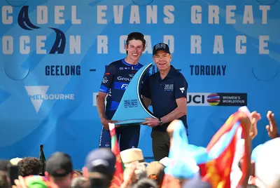Cadel Evans premia Laurence Pithie nella sua corsa © Groupama-FDJ - Getty Images Sport