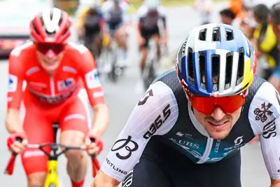 Tom Pidcock con Jonas Vingegaard durante l'undicesima tappa della Vuelta a España 2025 ©SprintCycling