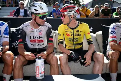 João Almeida e Jonas Vingegaard siedono uno accanto all'altro su una panchina mentre parlano prima della tappa 7 della Vuelta a Espana 2025 ©Getty Images