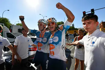 Pavel Bittner festeggia con i compagni la vittoria nella quinta tappa della La Vuelta a España © dsm-firmenich via X