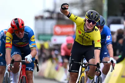Olav Kooij batte Mads Pedersen nella prima tappa della Paris-Nice ©Team Visma-Lease a Bike