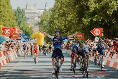 Brady Gilmore ha conquistato oggi la sua settima vittoria stagionale, aggiudicandosi la quinta tappa della Volta a Portugal ©Free Palestine–Premier Tech