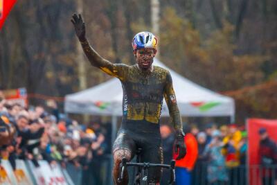 Wout van Aert saluta il pubblico di Essen dopo una lunga cavalcata solitaria © Jumbo-Visma