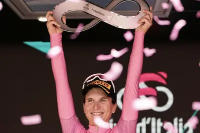 Elisa Longo Borghini alza il trofeo Luce Infinita sul podio del Giro d'Italia Women 2024 © LaPresse