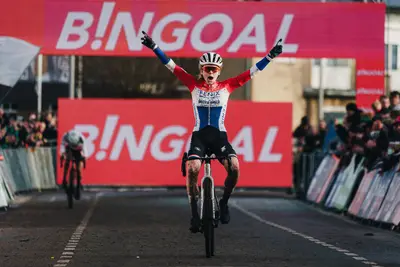 Puck Pieterse vince a Hulst dopo uno splendido duello con Alvarado all'ultimo giro ©UCI Cyclocross