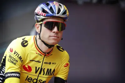 Wout Van Aert, caduto alla Dwars door Vlanderen 2024 ©  Team Visma | Lease a Bike
