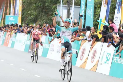 Manuele Tarozzi anticipa Stefan De Bod in una volata a due © Tour de Langkawi