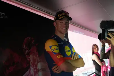 Jonathan Milan in attesa di salire sul palco di Cento © Giro d'Italia