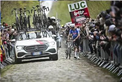 Mathieu van der Poel in ambasce nell'ultimo tratto della Foresta di Arenberg © A.S.O. / Billy Ceusters
