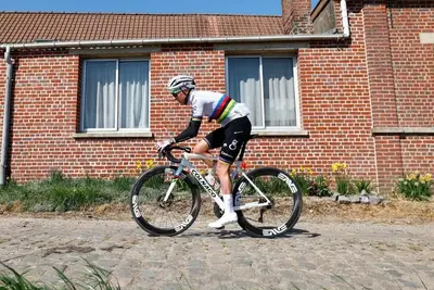 Tadej Pogačar in ricognizione sui settori di pavé della Parigi-Roubaix ©etiennegarnier