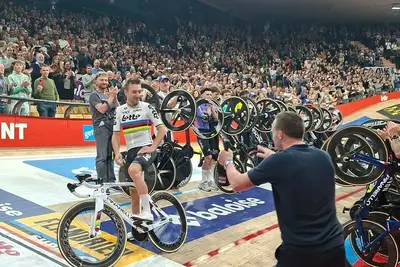Il saluto finale a Elia Viviani durante la Sei Giorni di Gand ©Stijn Terrie via IG