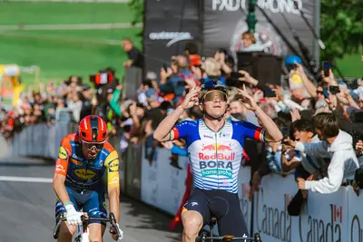 Remco Evenepoel batte Giulio Ciccone in volata ©GPCQM (Foto James Startt)