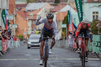 Matěj Zahálka (Elkov-Kasper) batte in volata Márton Dina (ATT Investments) in una prova della Škoda Cup © Jan Brychta/Elkov-Kasper