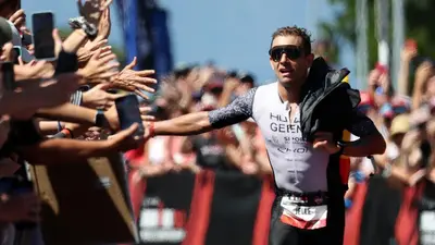 Jelle Geens festeggia il successo ai Mondiali Ironman 70.3 con il pubblico © Ironman/Getty