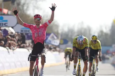 Neilson Powless vince la Dwars door Vlaanderen ©Team Visma Lease a Bike