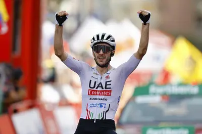 Adam Yates rinnova per tre anni, fino al 2028.