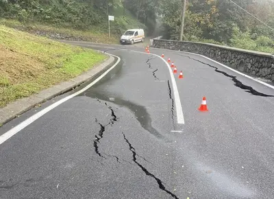 Lo smottamento della strada che sale da Gazzaniga verso Ganda ©ValSeriananews