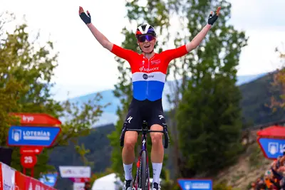 Tappa e maglia per Demi Vollering a Jaca ©La Vuelta Femenina
