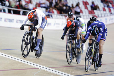La volata con cui Mina Sato ha vinto il Keirin davanti a Mathilde Gros nella Coppa delle Nazioni 2023 a Djakarta © UCI Cycling