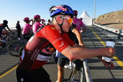Remco Evenepoel sofferente, dopo la brutta prestazione sulla salita di Jebel Mobrah (© Getty Sport)
