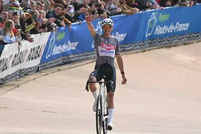 Mathieu van der Poel vince la Parigi-Roubaix 2025 ©parisroubaixcourse via IG