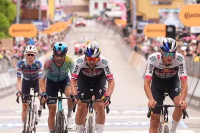 Primož Roglič arriva scortato da Giulio Pellizzari ad Asiago (© Giro d'Italia)