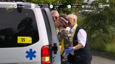 Jonas Vingegaard sale in ambulanza (screed da Eurosport, da LBleuBlancRouge via X)