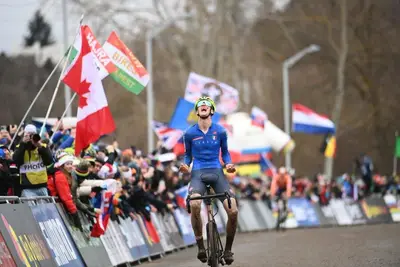 Tutta la gioia di Stefano Viezzi racchiusa in un'immagine © UCI Cyclocross