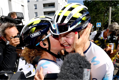 Le lacrime di gioia di Emma Norsgaard con la compagna Floortje Mackaij: è il Tour della Movistar  ©Movistar Team