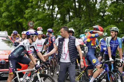 Nibali e Roglic a colloquio durante lo stop forzato della sesta tappa del Giro 2025