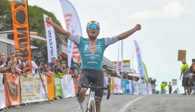 Caicedo (Petrolike) alza le braccia al cielo sul traguardo della terza tappa del Sibiu Tour © Focus Photos Agency