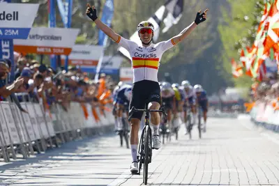 Alex Aranburu vittorioso sul traguardo prima della squalifica nella terza tappa del Giro dei Paesi Baschi 2025 © Itzulia Basque Country / SprintCycling