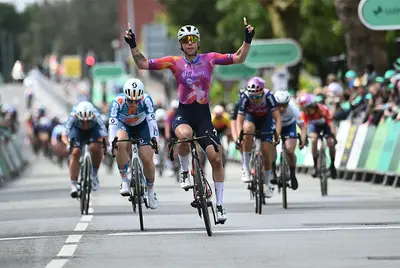 Lorena Wiebes a braccia alzate a Warrington © Tour of Britain