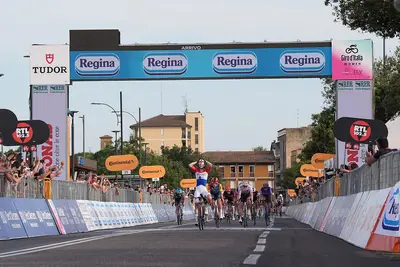 Lorena Wiebes vince la prima tappa del Giro d'Italia Women 2026 prima di essere squalificata ©Giro d'Italia