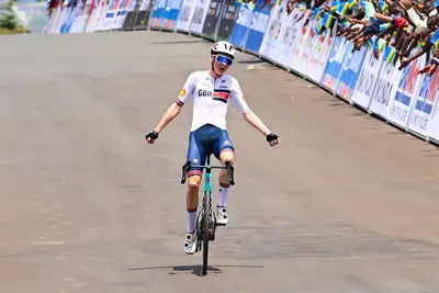 Harry Hudson vince il primo titolo Mondiale Junior per la Gran Bretagna ai Mondial di Kigali 2025 © UCI via X