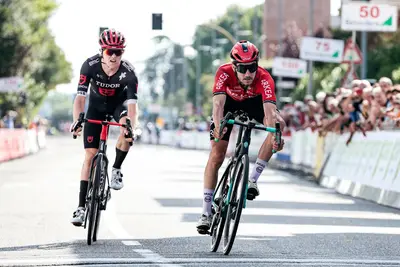 Clément Champoussin vince allo sprint contro Michael Storer al Giro della Toscana 2024 © Tudor Pro Cycling Team / SprintCycling
