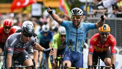 Jasper Philipen si complimenta con Mark Cavendish al Tour de France 2024 © AFP