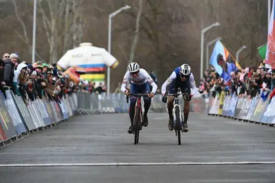 La volata finale tra Mason (sulla sinistra) e Sparfel (a destra) © UCI Cyclocross